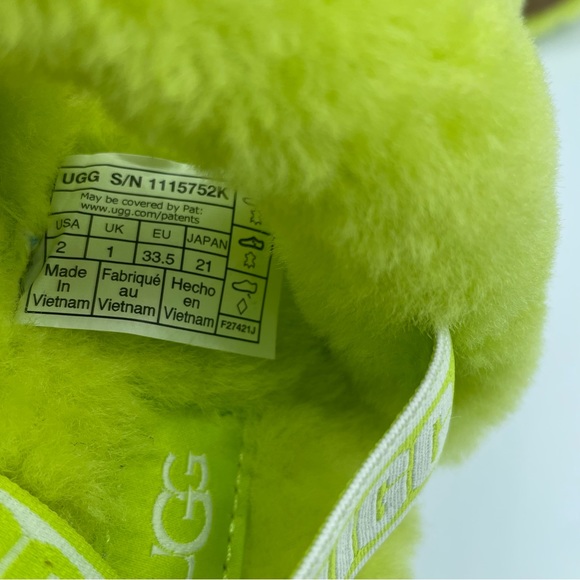 UGG oh Yea “Key Lime” Girls Sandal - Picture 8 of 9